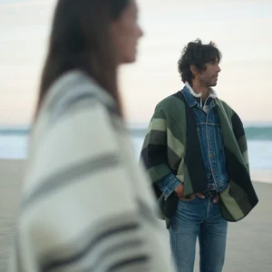 Dans le lookbook de la marque Danoise Another Aspect, le mannequin porte un costume gris et une chemise blanche