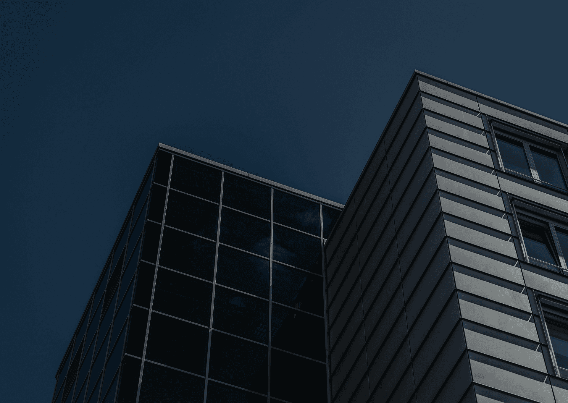 batiment d'entrprise avec un ciel bleu en arrière plan