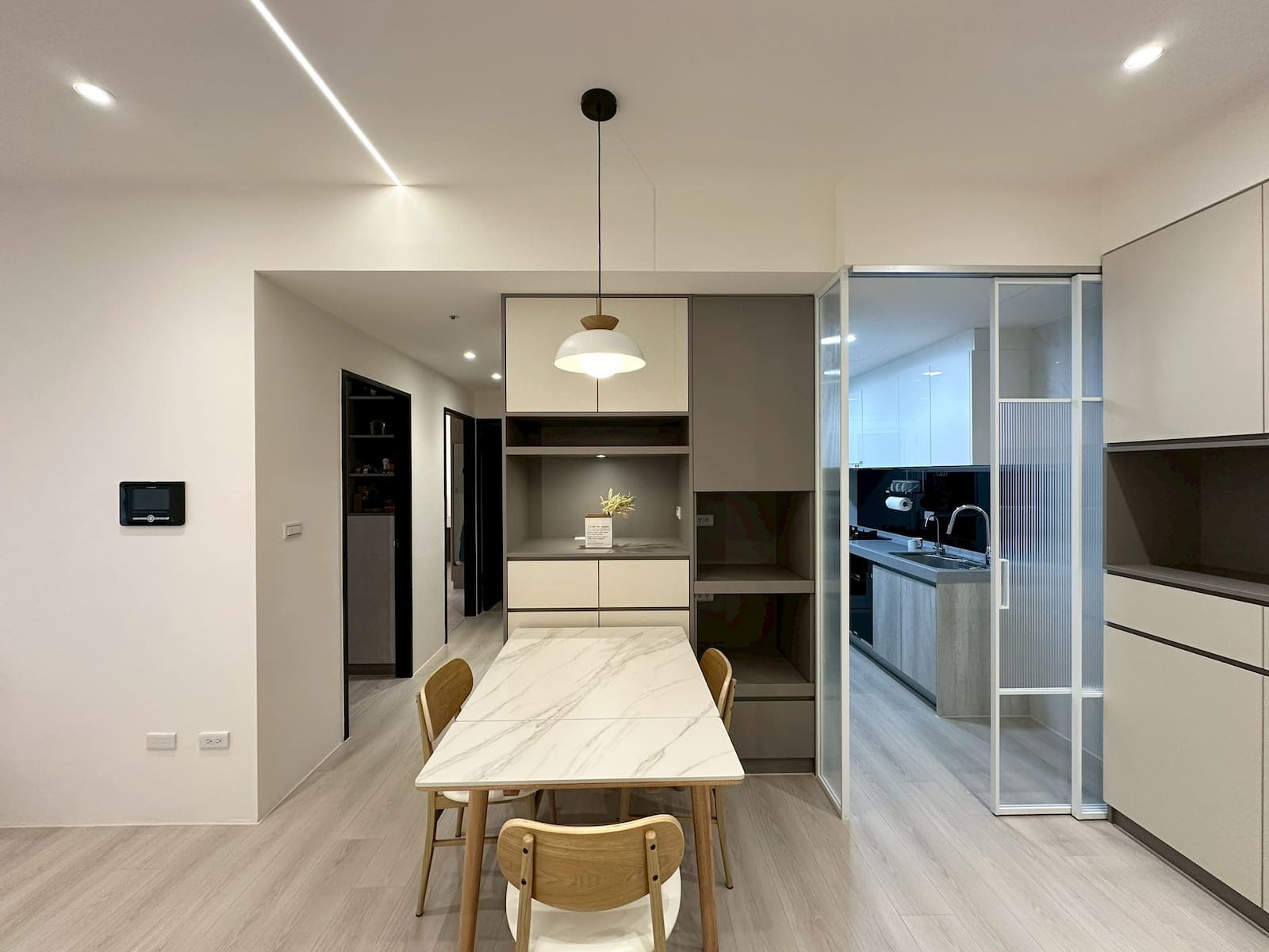 屋研所輕裝修｜現代簡約餐廳實景，岩板餐桌、半開放玻璃拉門廚房與吊燈設計