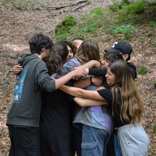 Ragazzi che si abbracciano durante un campo estivo educativo in natura in Toscana