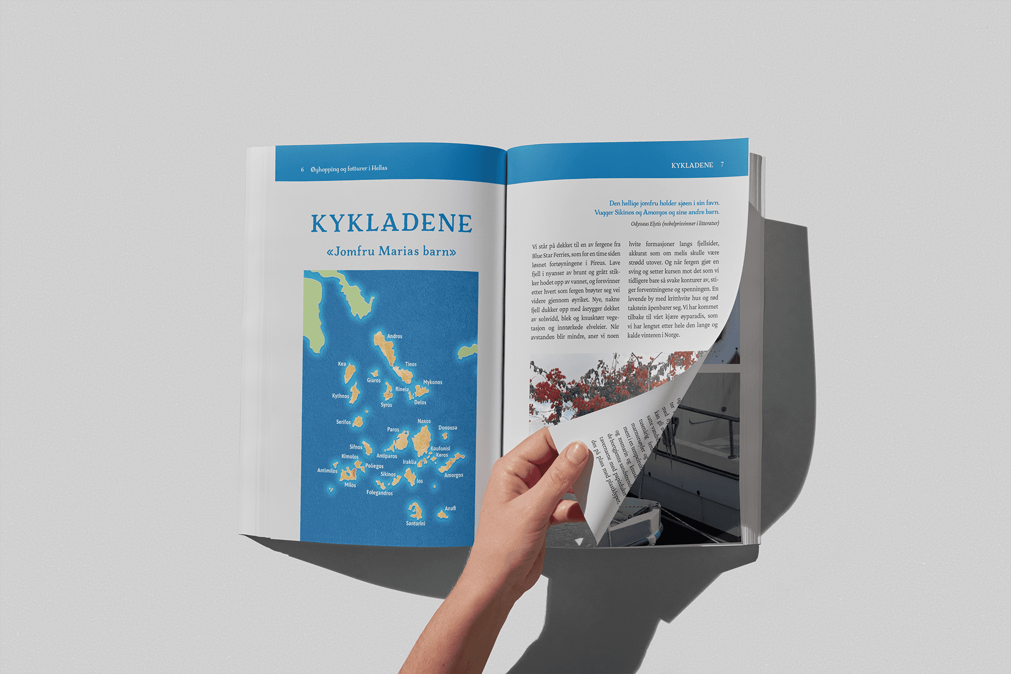 Otwarta książka z mapą Cyklad i ręką przewracającą stronę.