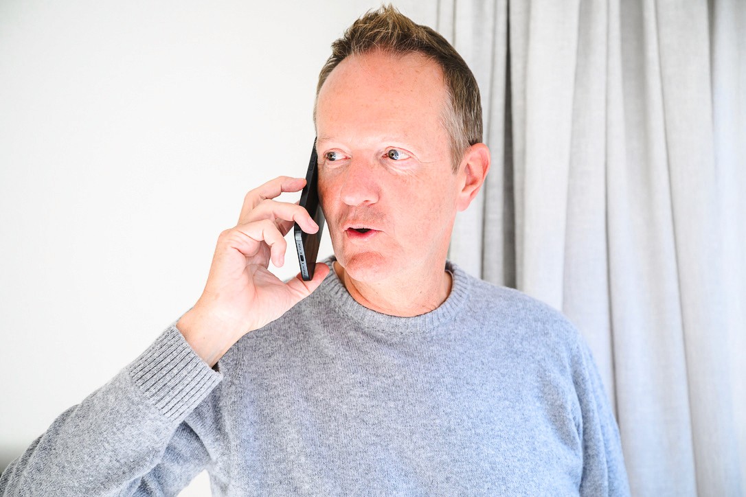 Hans is aan het bellen