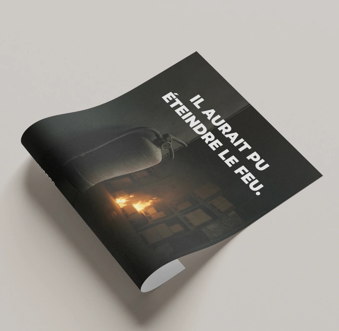 Mockup affiche de sensibilisation AniKit "Il aurait pu éteindre le feu" — campagne prévention incendie milieu industriel, approche problem first, direction artistique Tartelette Concept Toulouse