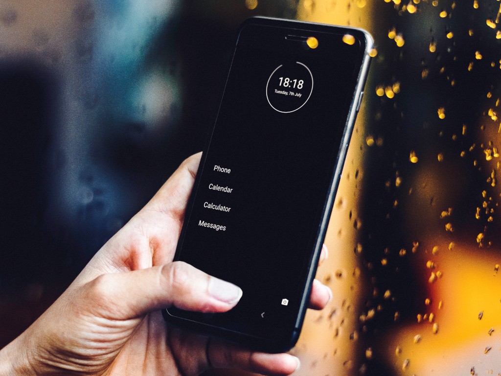 Smartphone with the minimalist phone app homescreen setup
