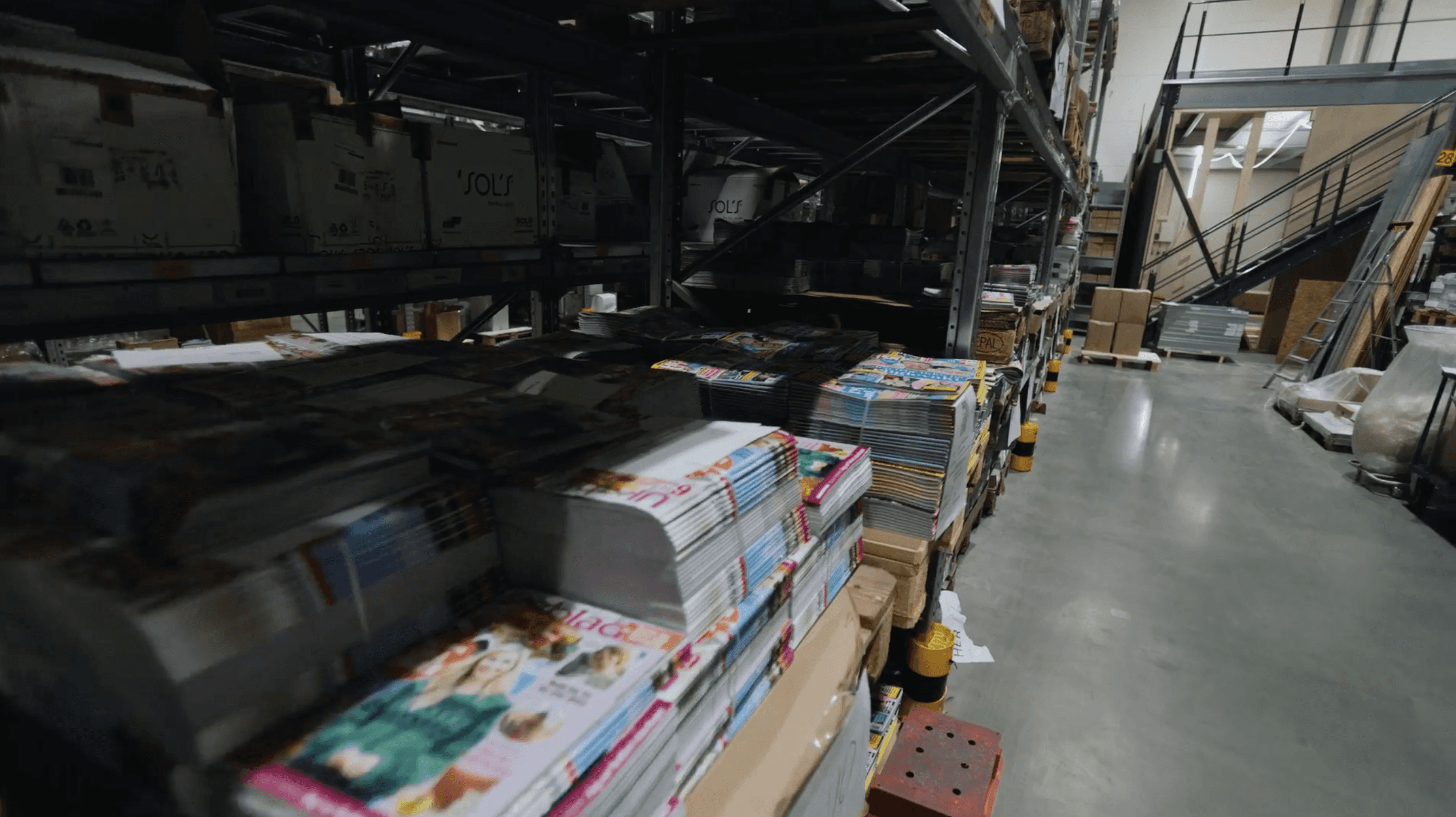 Paller med magasiner inne på et lager