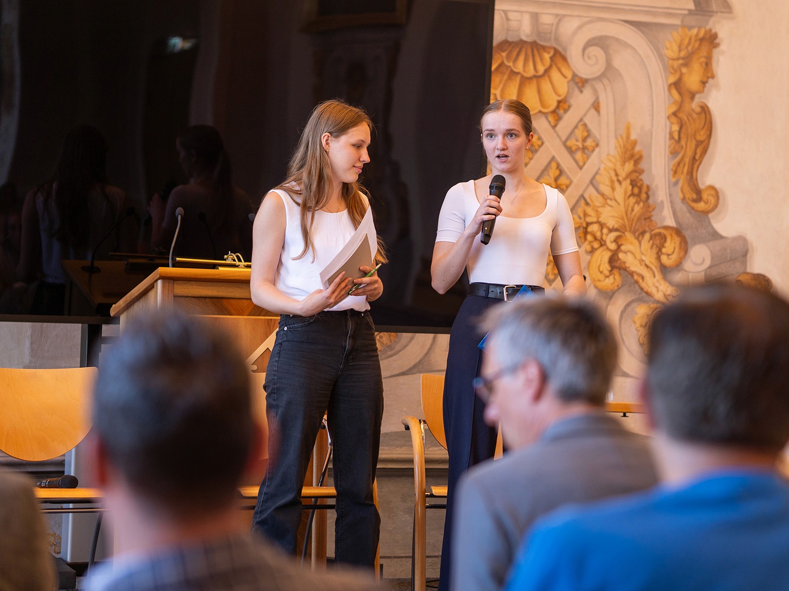 Freie Rede von zwei Schülerinnen bei der Debattenschmiede – spontane Beiträge in der Diskussion.