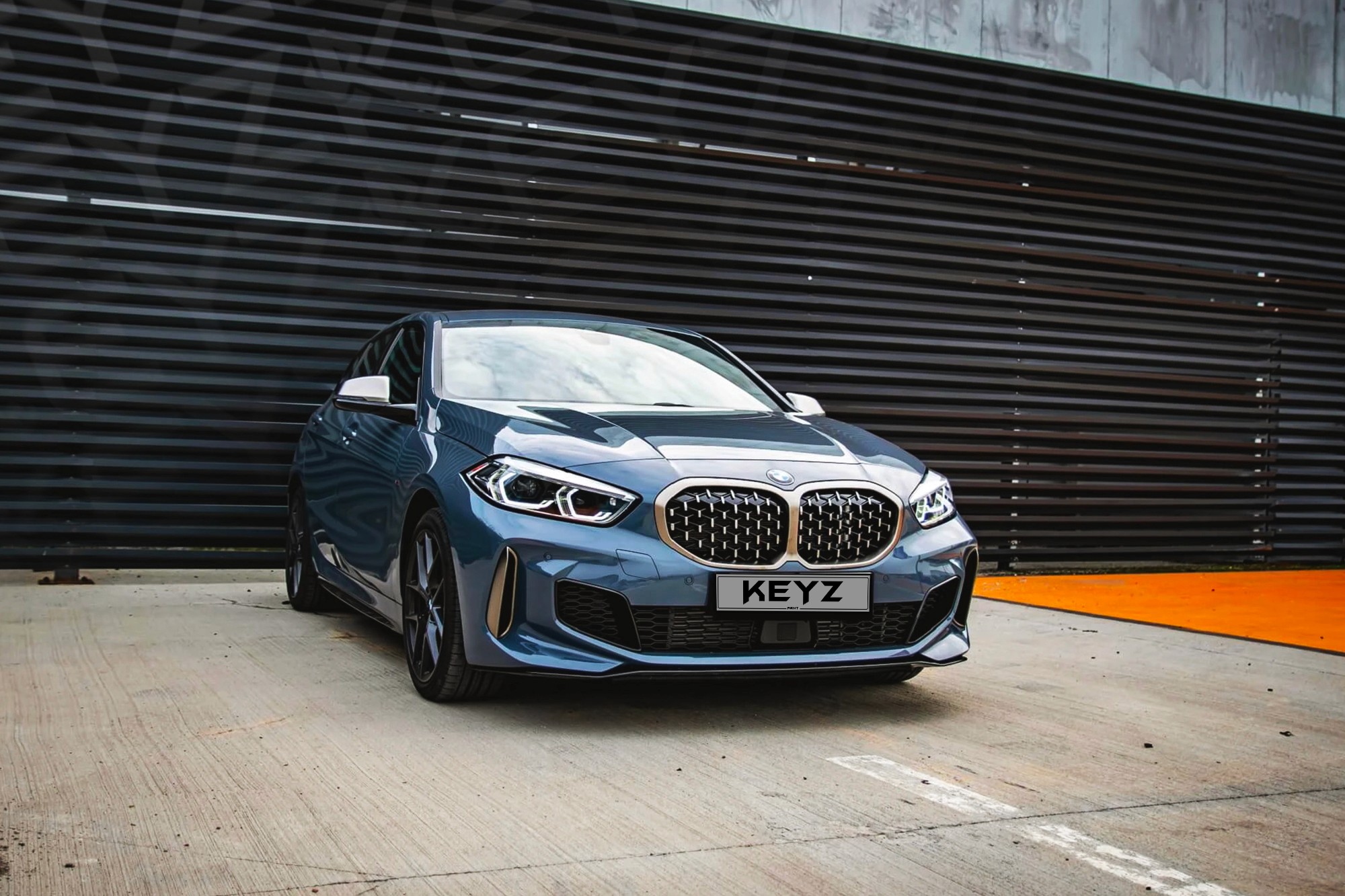 Vue extérieure BMW M135i xDrive Bleu – Location Sportive à Dubaï | Keyz Rent