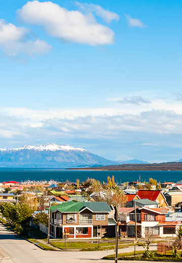 Lagoa de montanha com águas azul-turquesa aos pés de geleira e picos nevados na Cordilheira dos Andes, no Peru