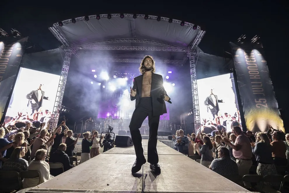 Artist on stage in front of a full crowd, Livetec case
