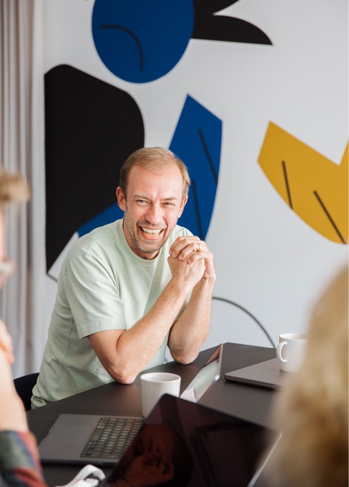 Managing Director Jochen Schlaier having fun at a meeting in a conference room at denkwerk Cologne