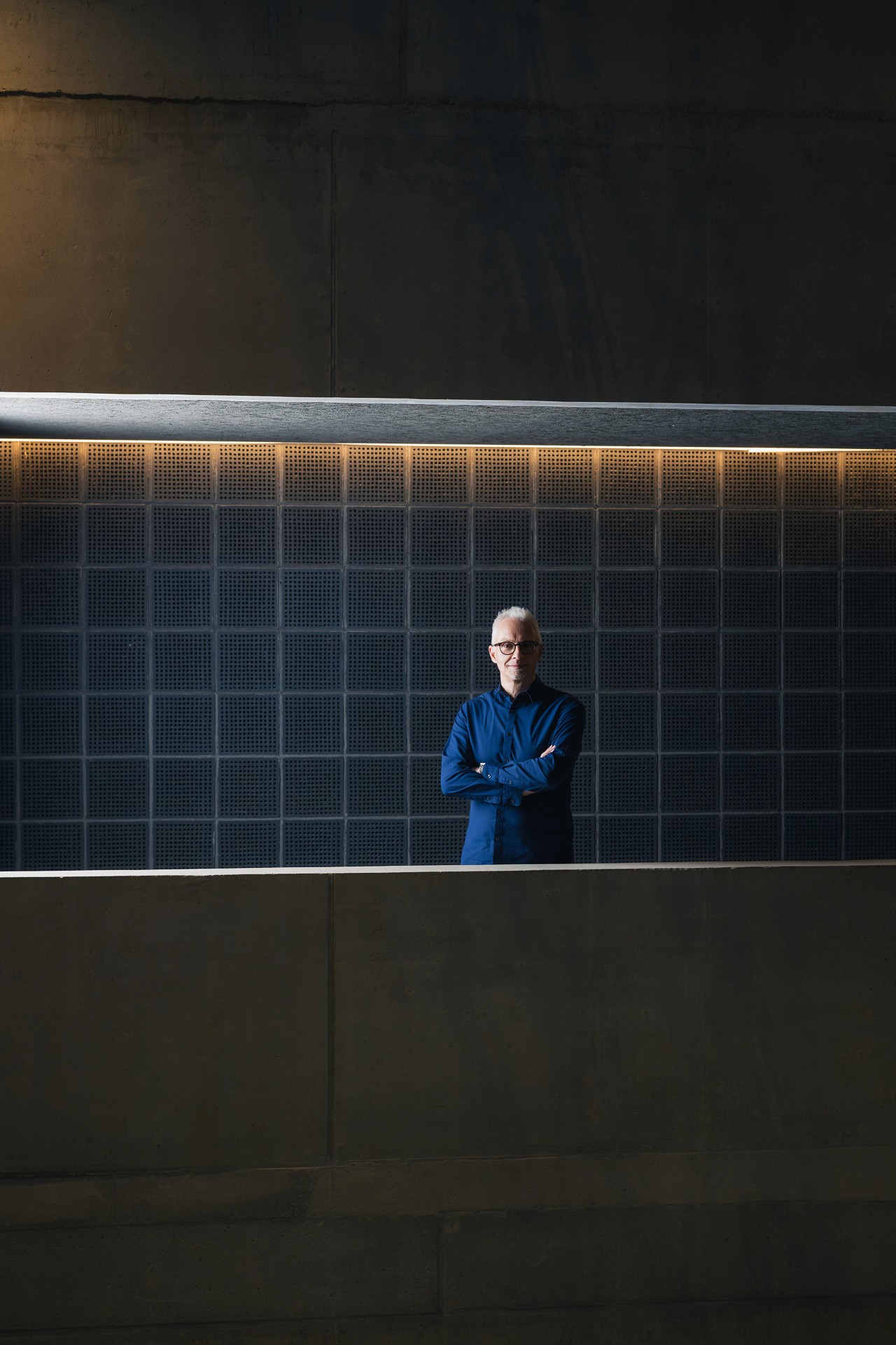 Minimalistisches Personal Branding Portrait eines Mannes in moderner Architektur, hochwertiges Businessbild aus Zürich