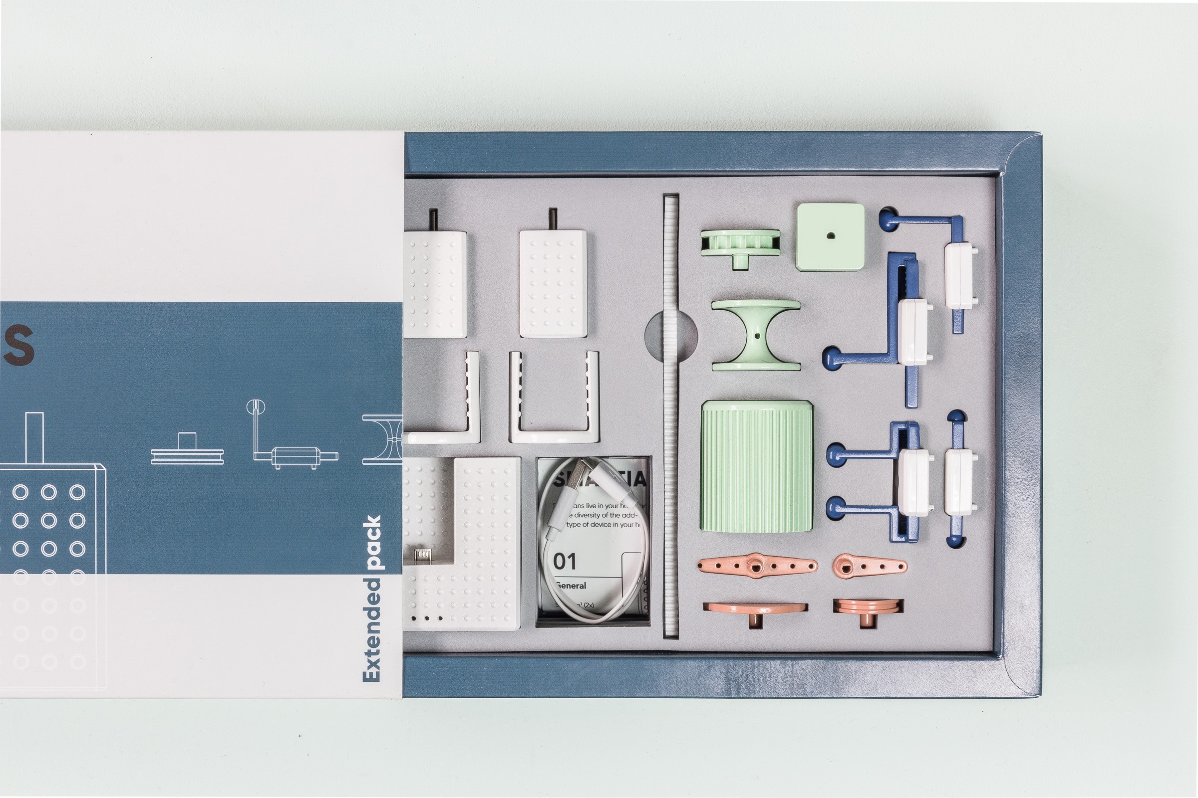 Image of the Smartians packaging, including two smartians and all add-ons and components