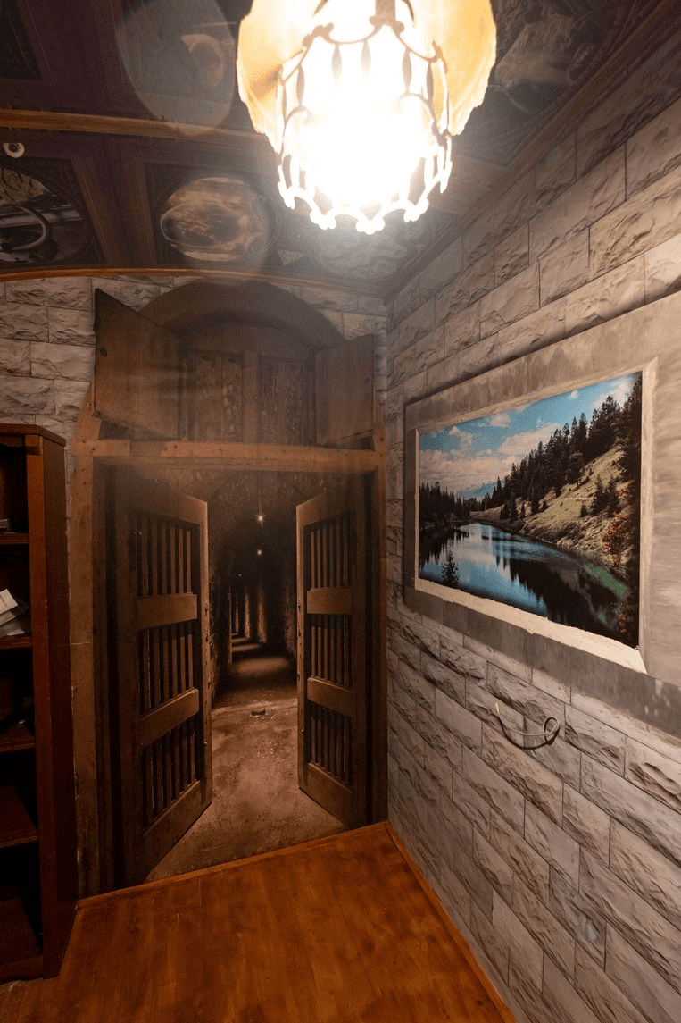 Escape Fort Liezele: verlaten kinderkamer interieur met hoopje bladeren op vloer, oude posters en nostalgische meubels – The Mystery of Anna Lockwood escape room Puurs Antwerpen