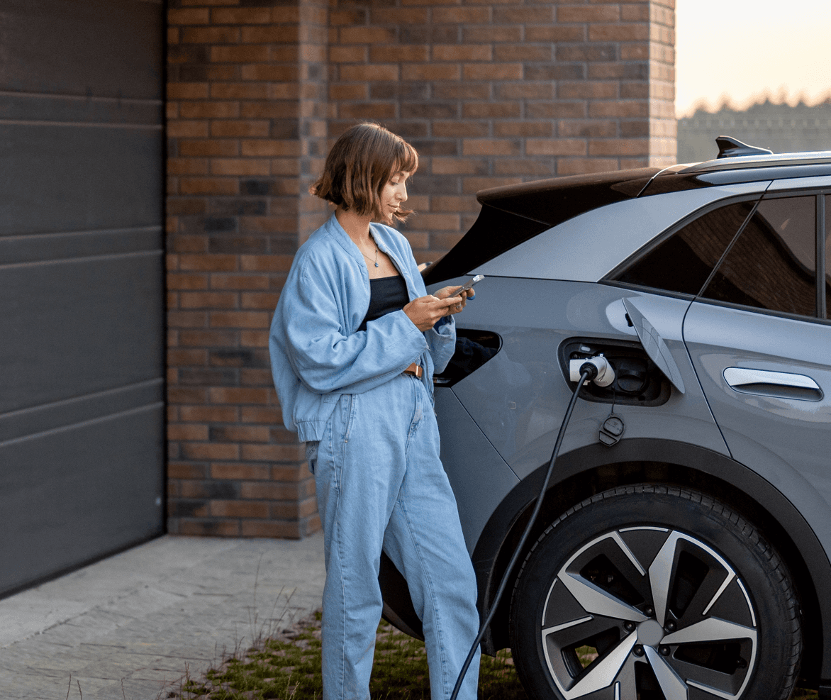 Ragazza-accanto-a-un-auto-elettrica-in-ricarica