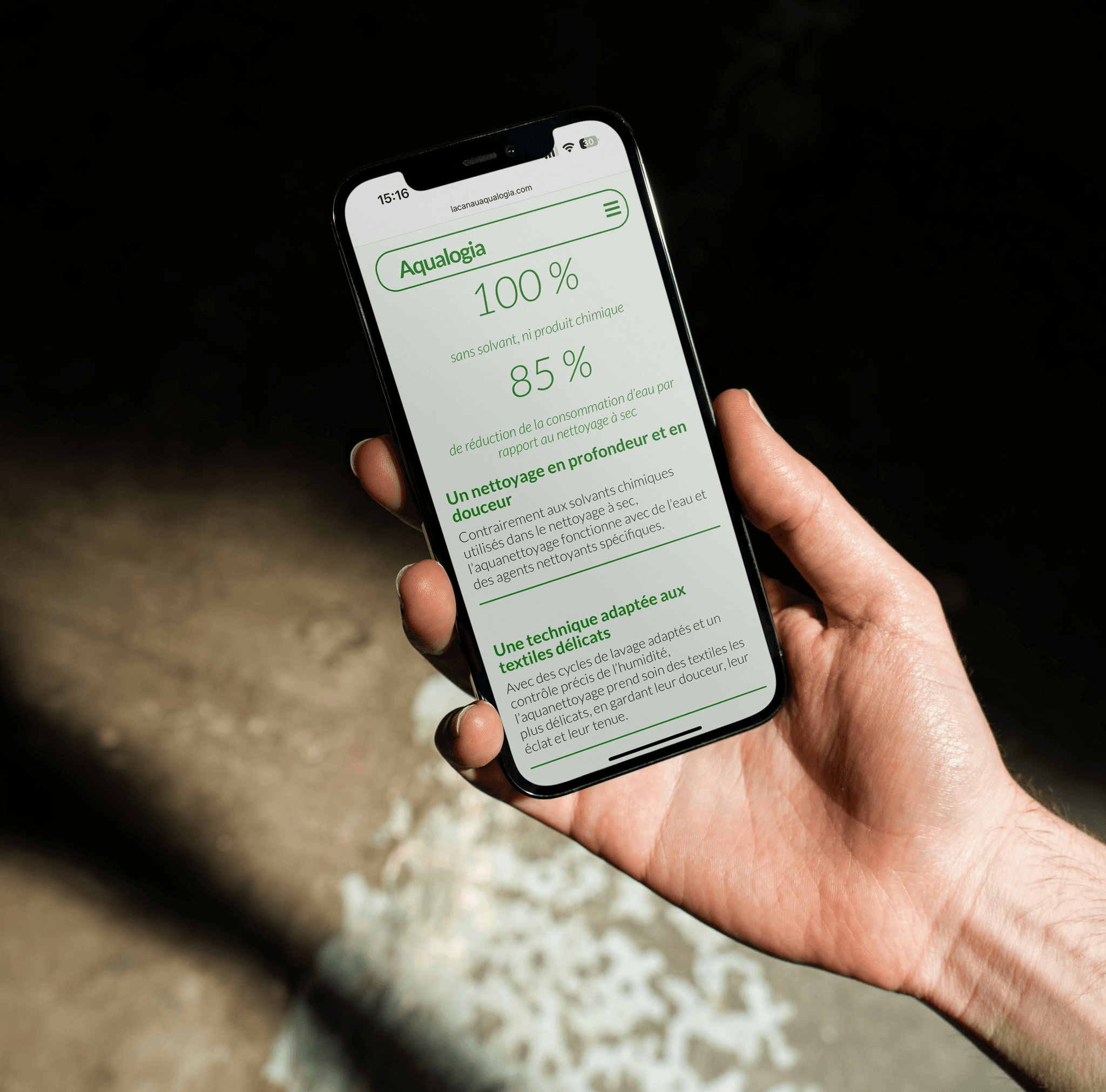 Mockup mobile pédagogique pour Aqualogia : interface UI optimisée pour expliquer les techniques d'aquanettoyage de manière claire et responsive.