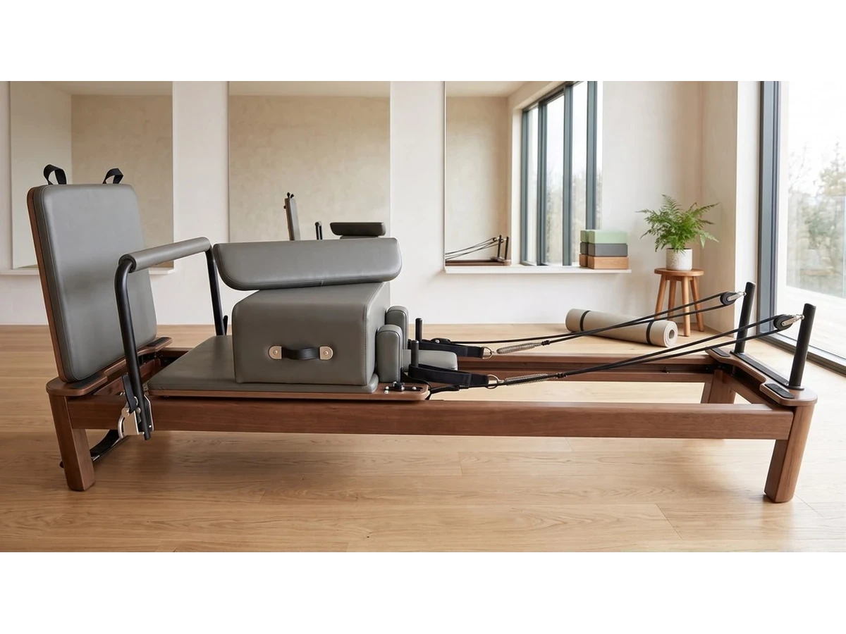 Pilates Reformer Premium — Aluminium, reformer de studio en aluminium dans un studio de Pilates professionnel