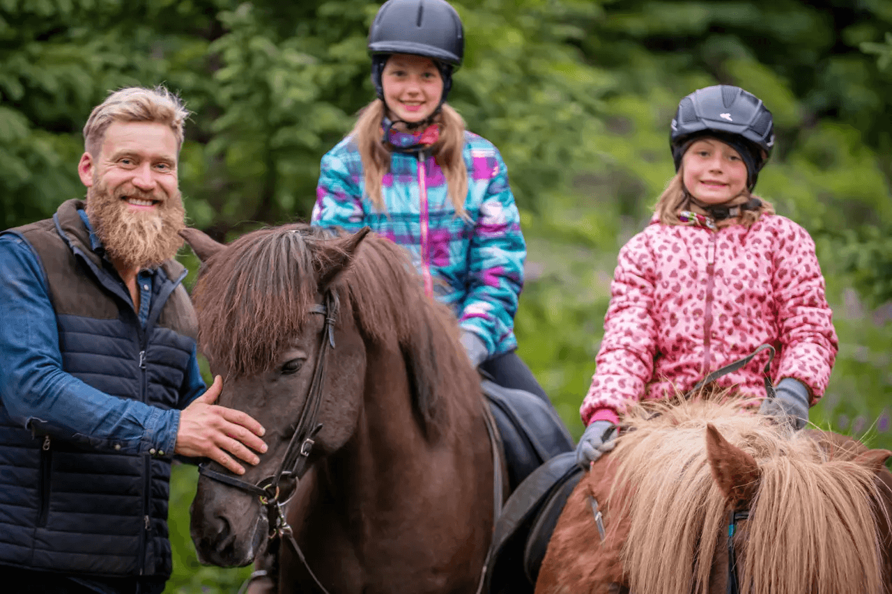 儿童骑手与他们的向导