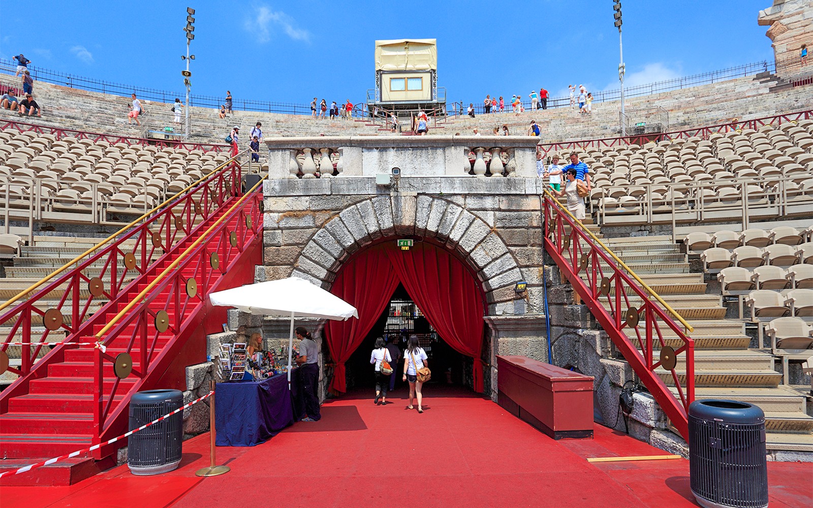 Vstup do arény ve Veroně s turisty na prohlídce s průvodcem bez čekání ve frontě.