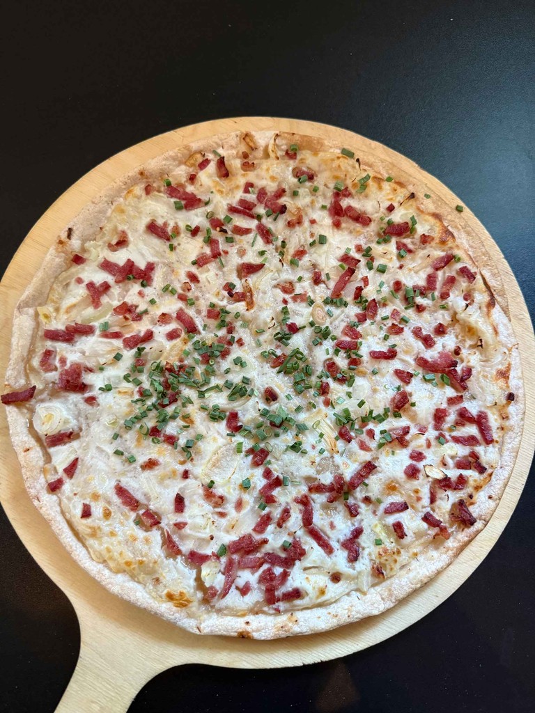 4 Personen die an einem Tisch anstoßen