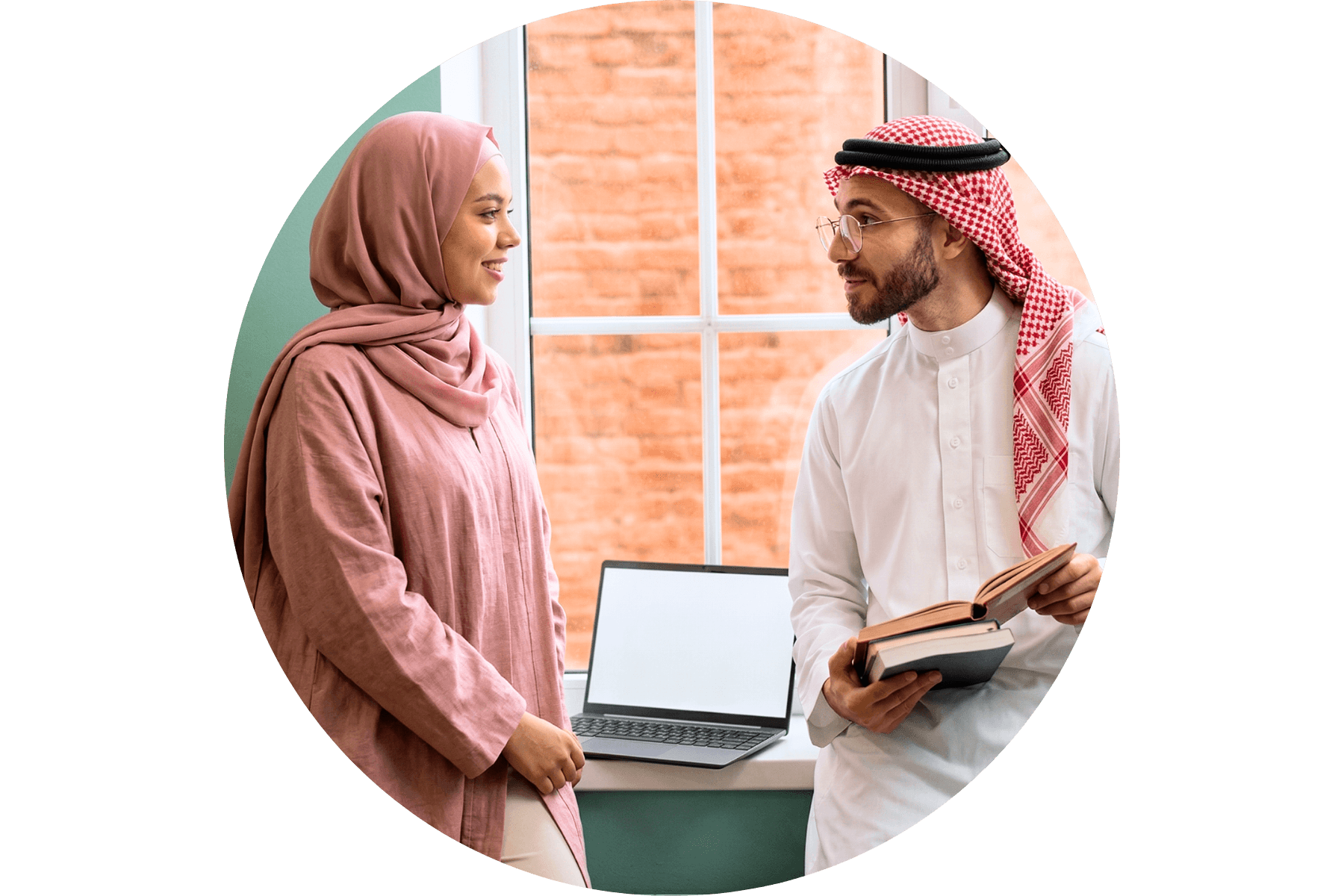 فتاة تبتسم وهي تحمل كوب قهوة