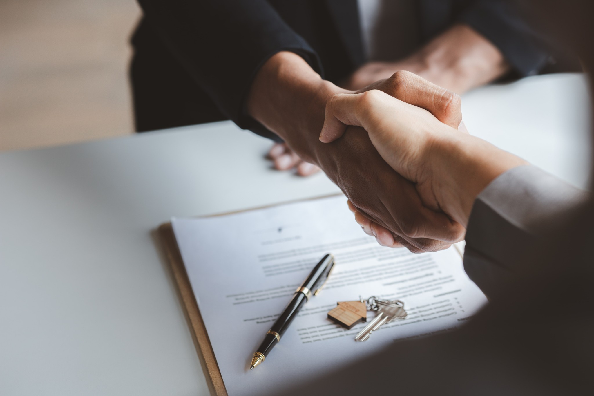 Two people shaking hands about pros of seller financing.