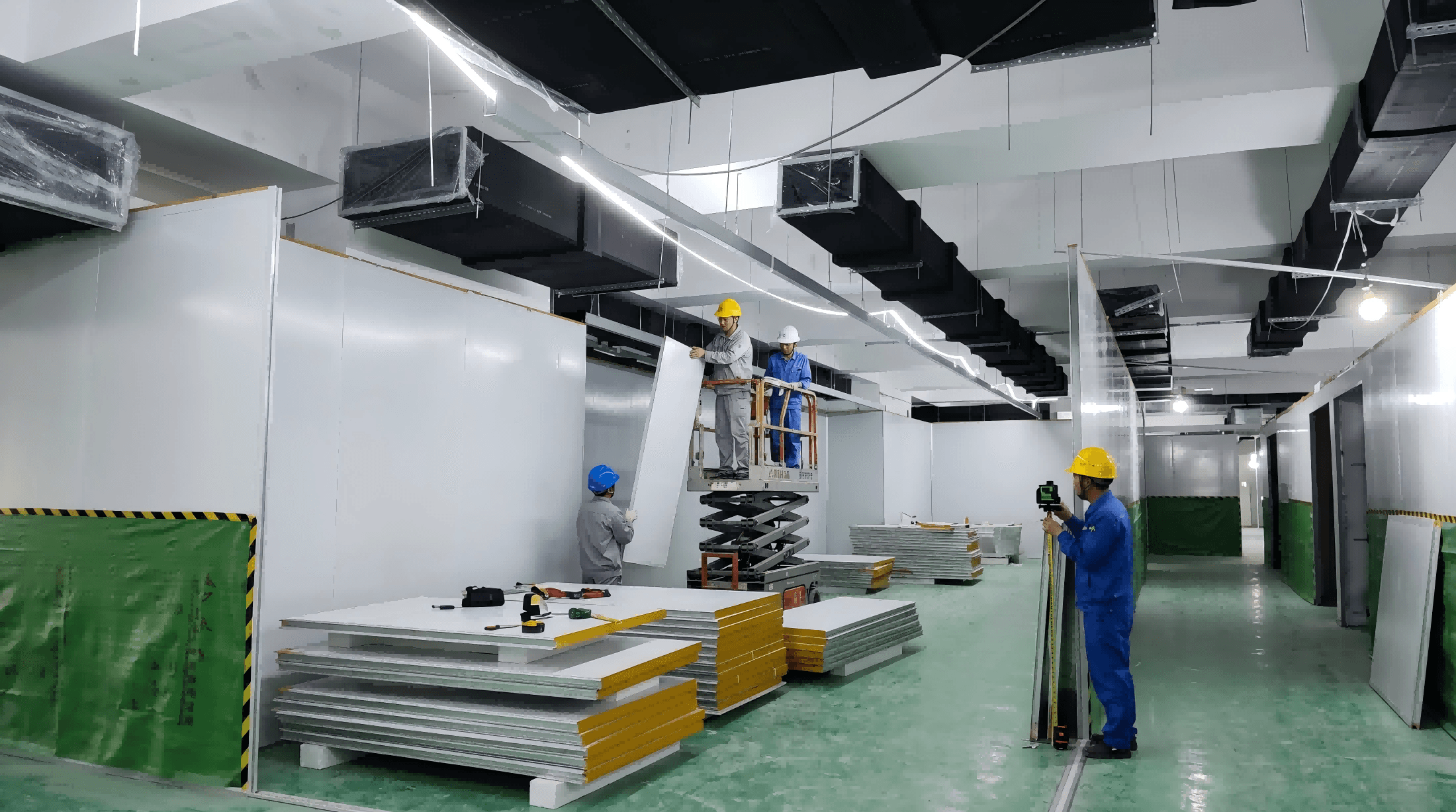 模組化潔淨室施工現場,預製庫板牆身、天花FFU與管線快速安裝實景 / Modular cleanroom construction with prefabricated panels, ceiling FFUs and services installation