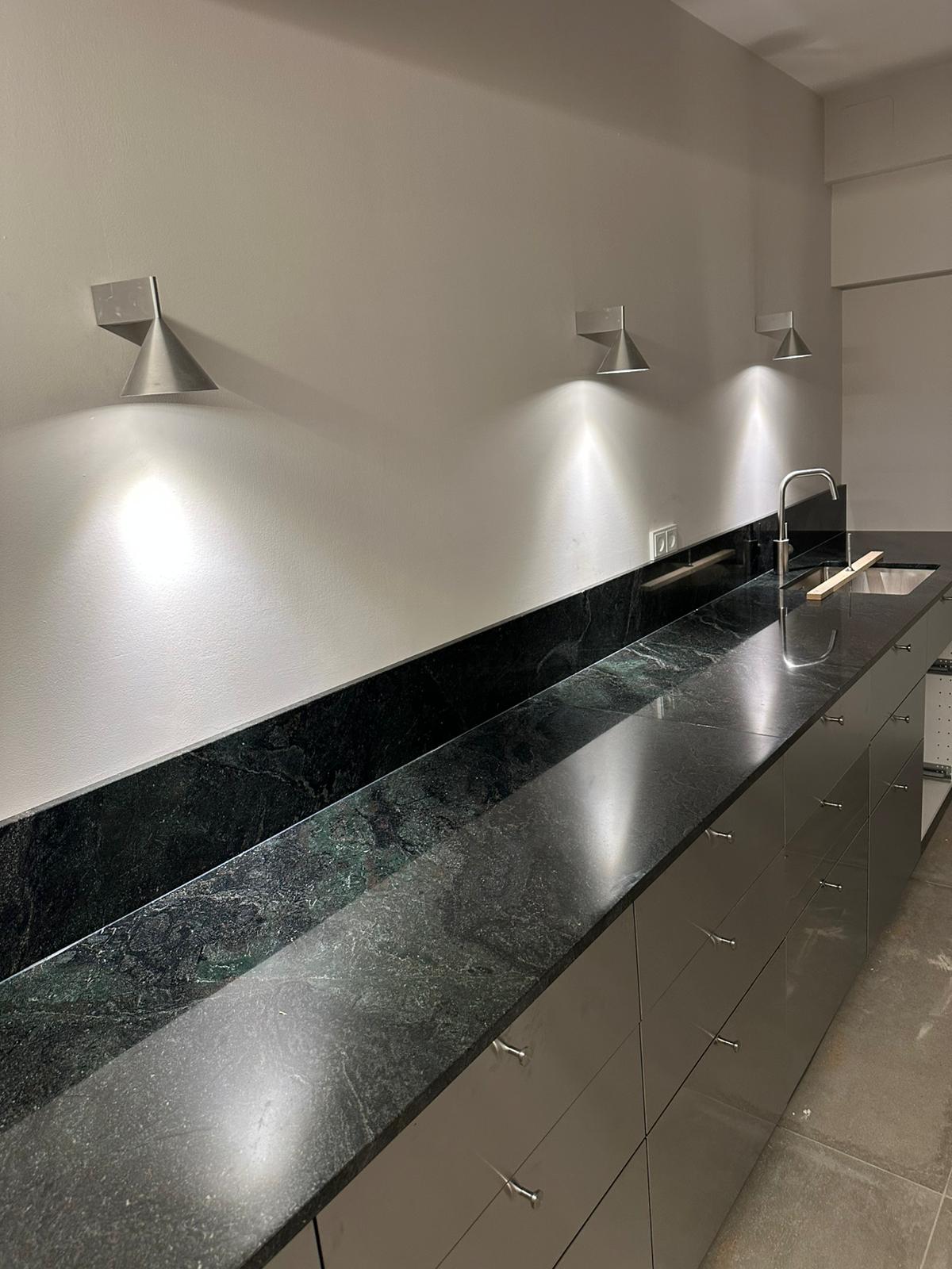 Exklusiver Naturstein für moderne Küchen in Berlin aus grünem Granit