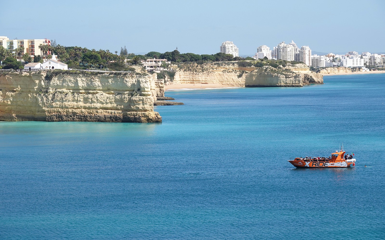 Passeio de barco na costa do Algarve para o X Ride Tour de Golfinhos e Cavernas.