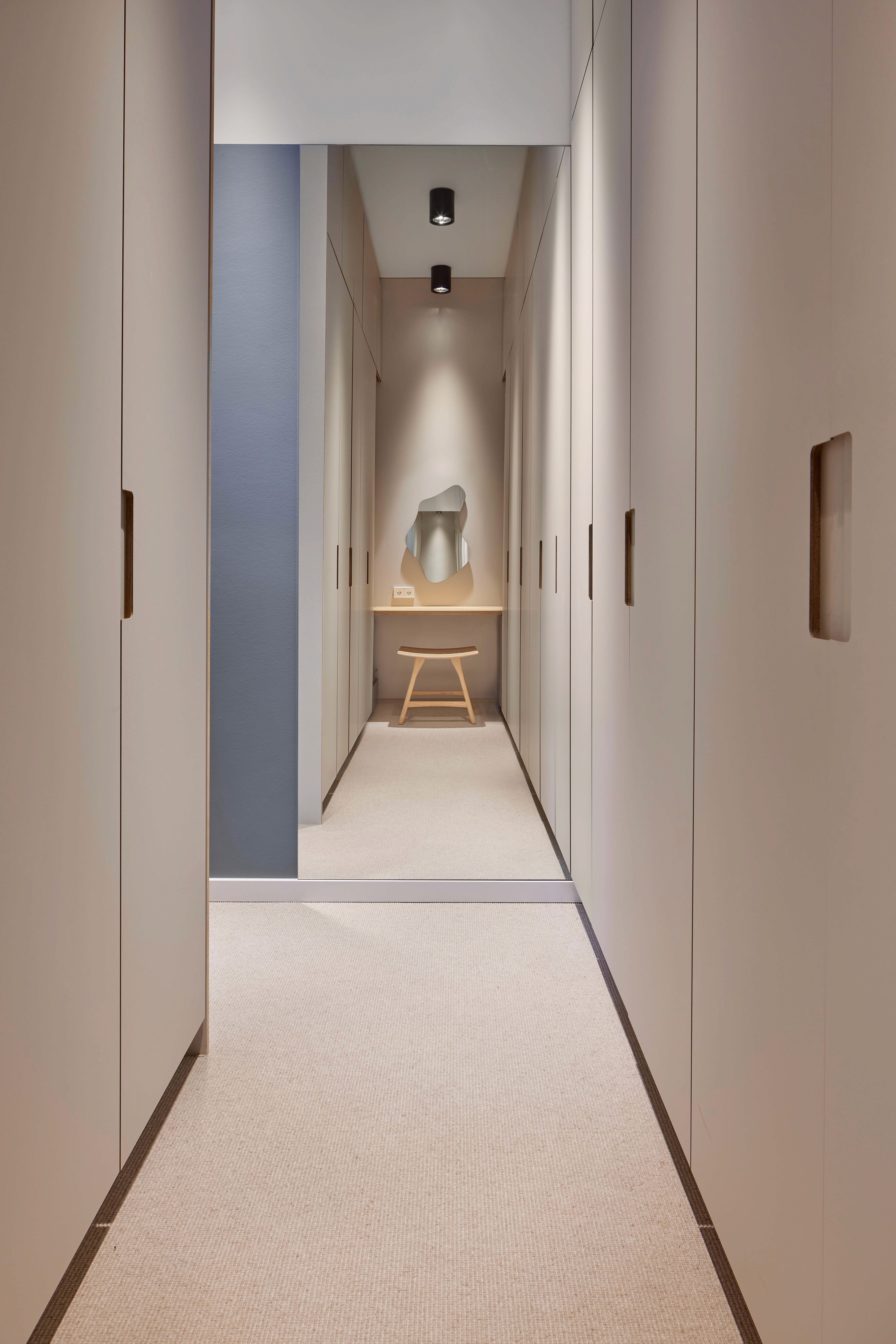 Positive Space, herenhuis - walk in closet mirror