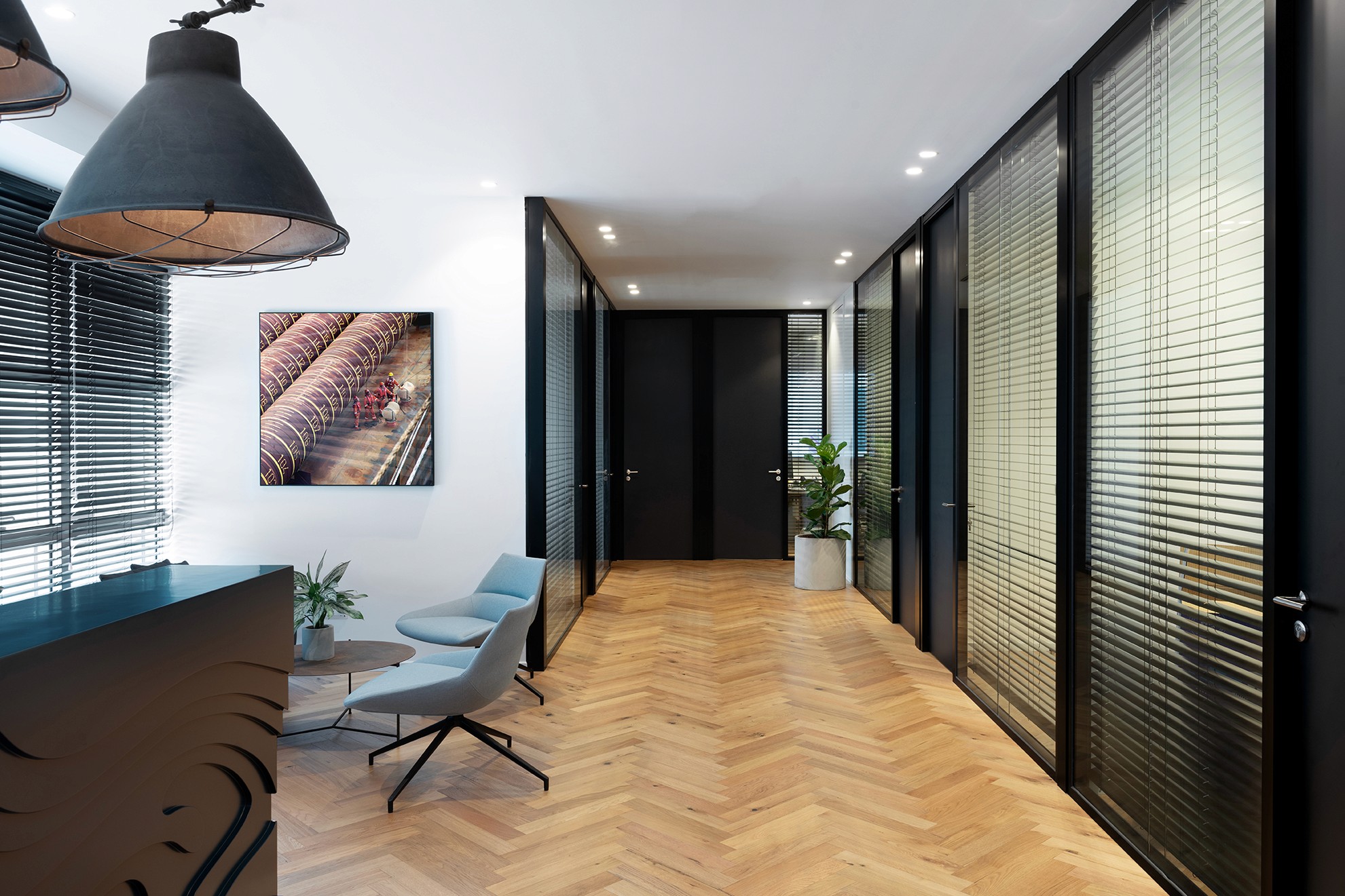 פרט נגרות: בר ישיבה מעוגל מעץ אלון טבעי – שילוב של תכנון תעשייתי ועיצוב פנים פונקציונלי