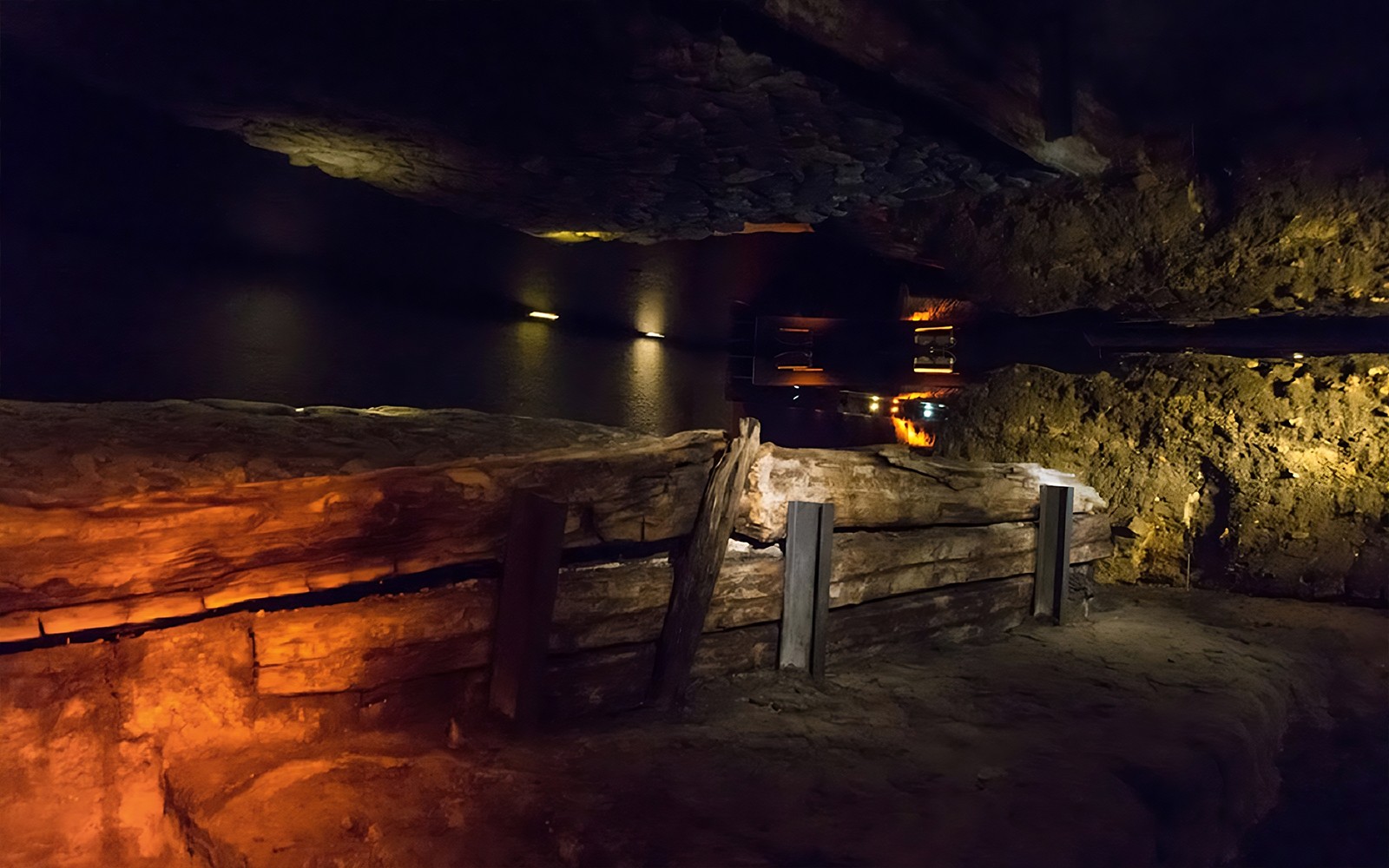 Sýning á Rynek Underground safninu með fornum viðarbyggingum í Kraká.