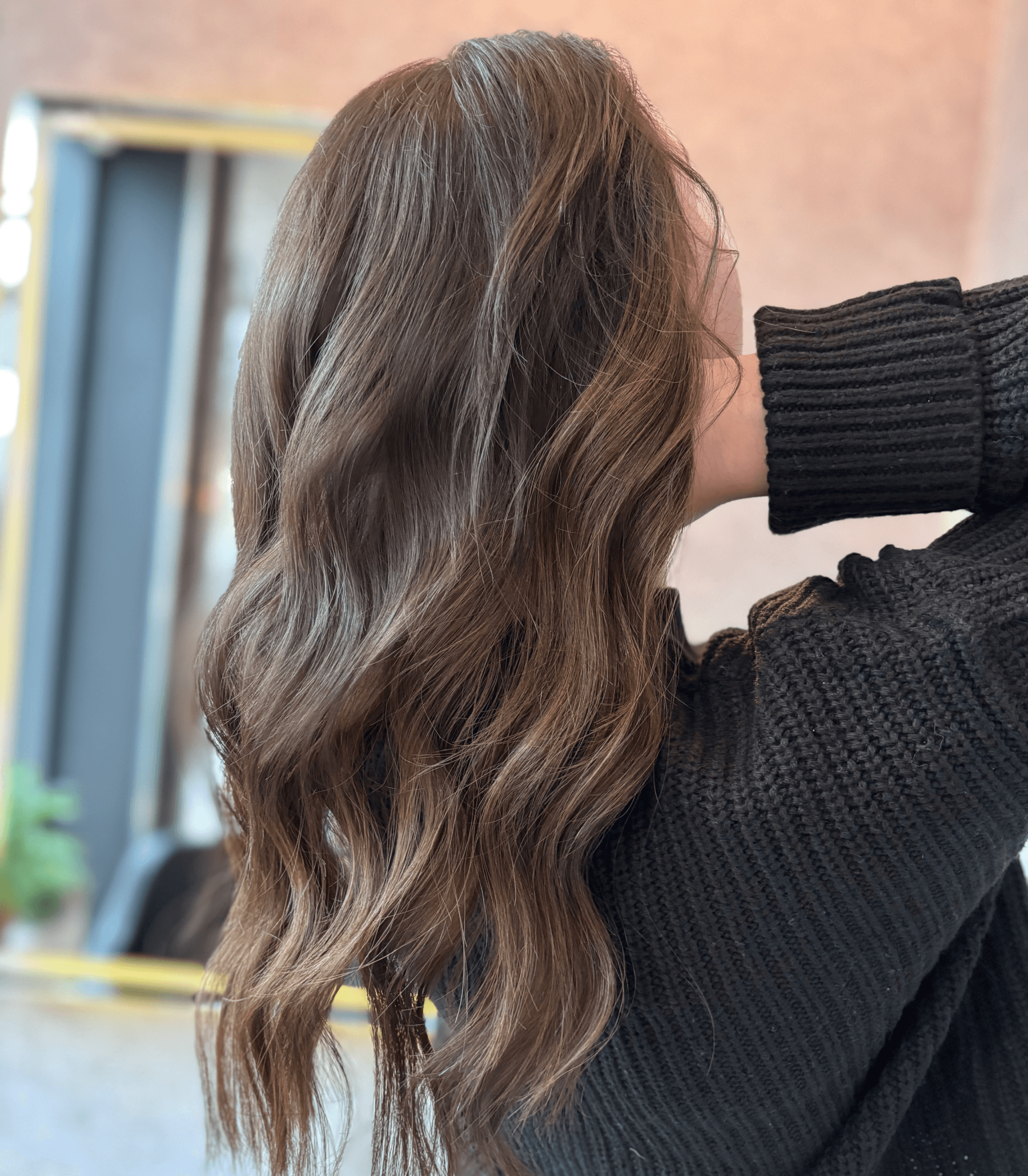 Frauen zeigt ihre neuen Extensions