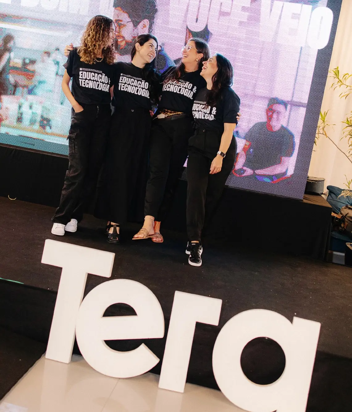 Imagem de pessoas em um ambiente de trabalho colaborativo