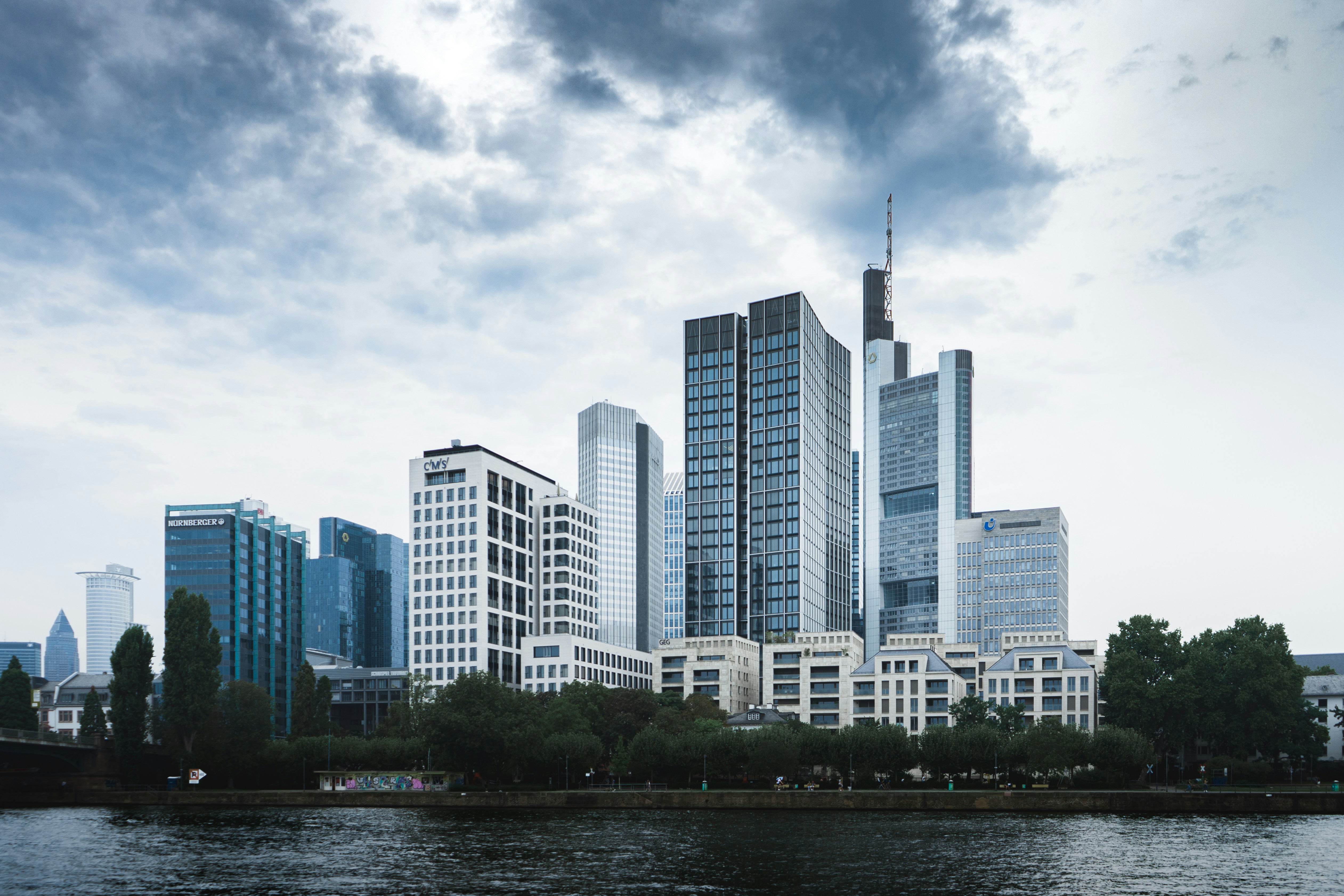 Person liest Informationen zu einem Background Check auf einem Tablet in einem modernen Büro.