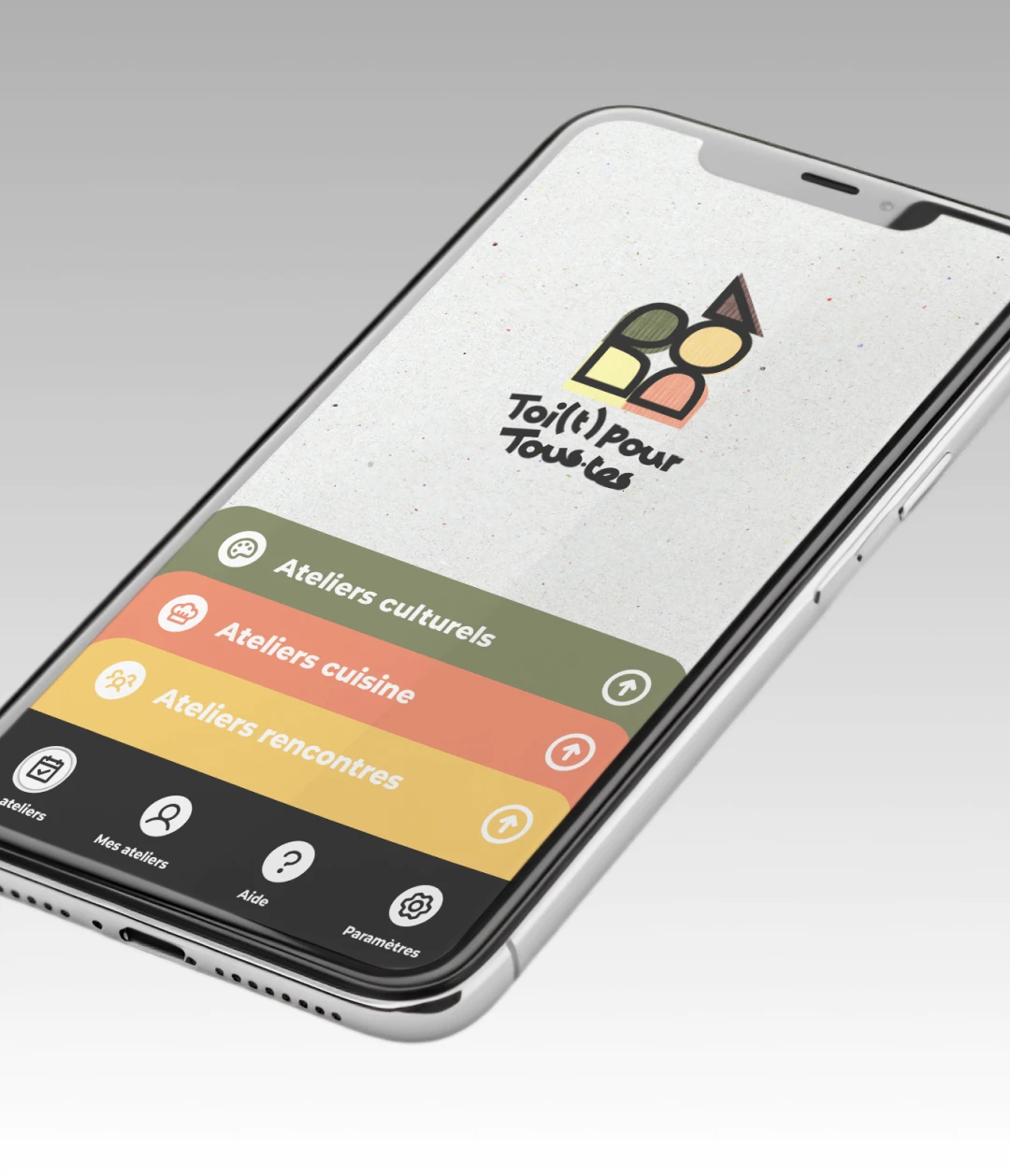 Mockup application mobile Toi(t) Pour Tous·tes — écran d'accueil avec catégories ateliers culturels, cuisine et rencontres, UI design écoconçu sur fond papier recyclé, Tartelette Concept graphiste Toulouse