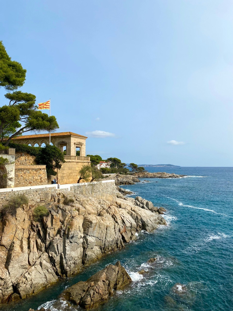 Uitzicht over een kustplaats aan de Costa Brava in Spanje