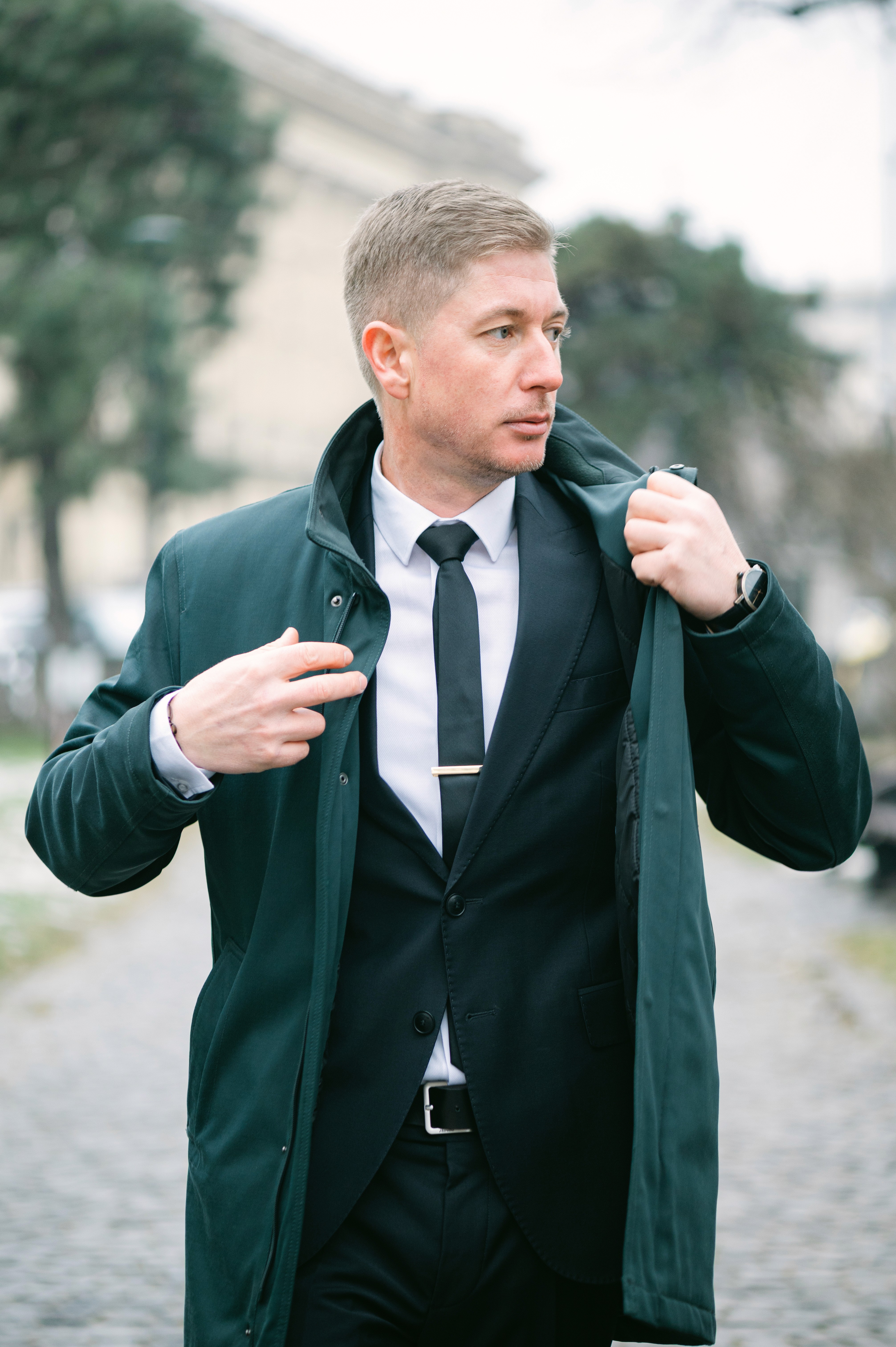 Detaliu ținută business masculină, cravată și sacou – Ateneul Român