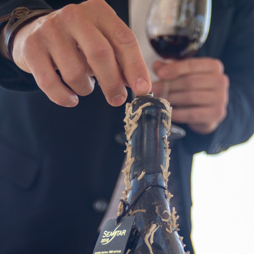 这些水下陈年的葡萄酒存储在一个加速其成熟过程的环境中