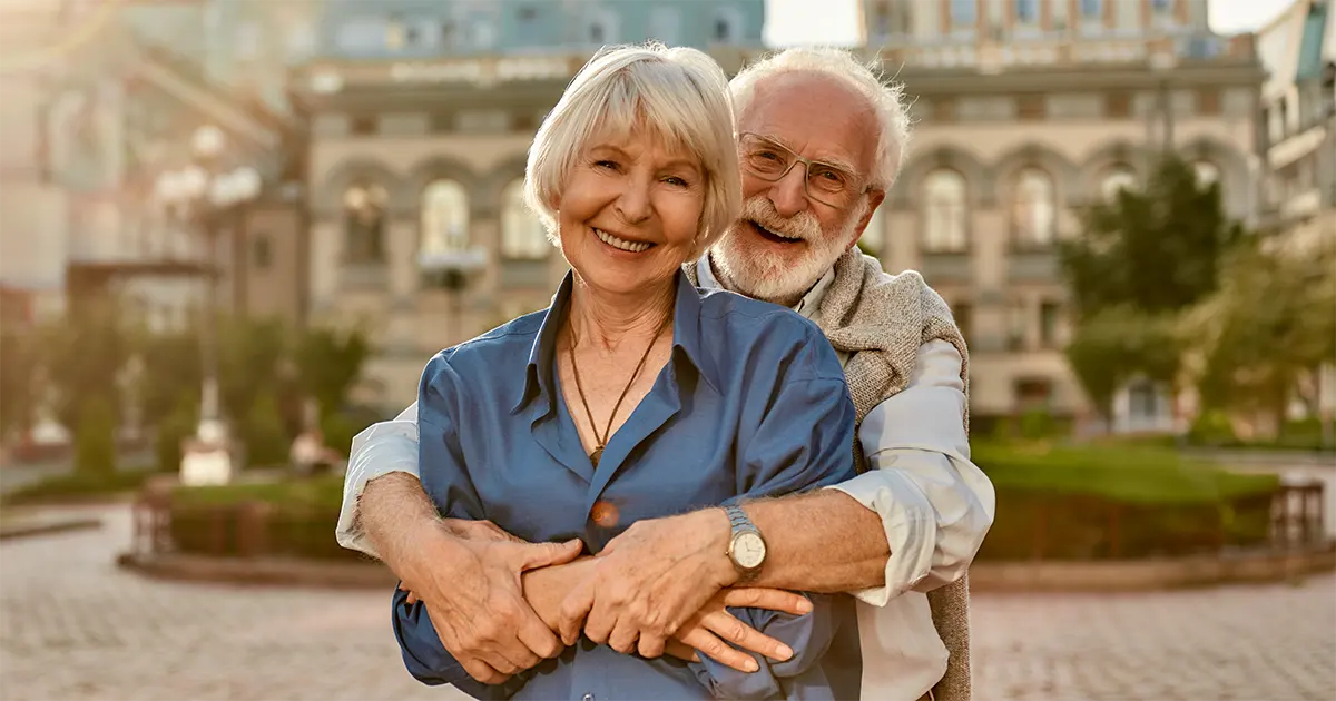 Bilde av et ektepar som er lykkelig over helbredelsen.