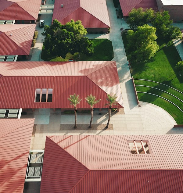 Vista aérea de un colegio con tejados y patio: seguro multirriesgo para el edificio y las instalaciones