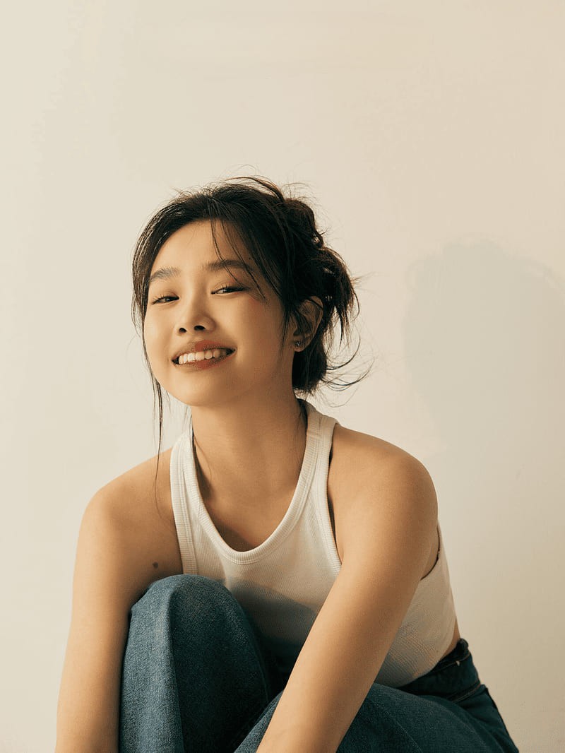 Lifestyle sitting portrait photography by Lefty Studio