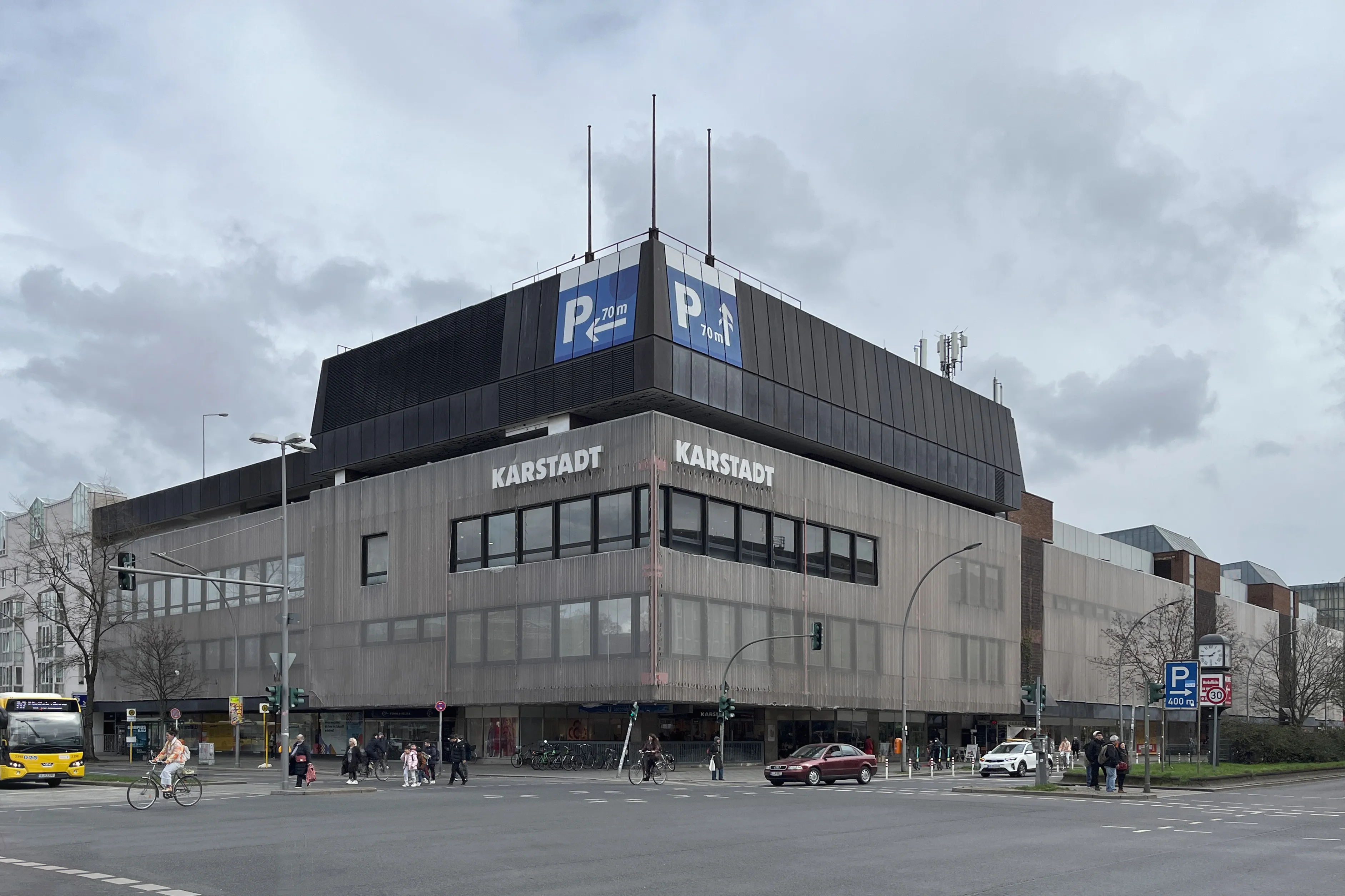 Bestandsfoto des ehemaligen Kaufhauses an der Müllerstraße 25 in Berlin-Wedding mit Blick auf die Kreuzung Müllerstraße und Schulstraße