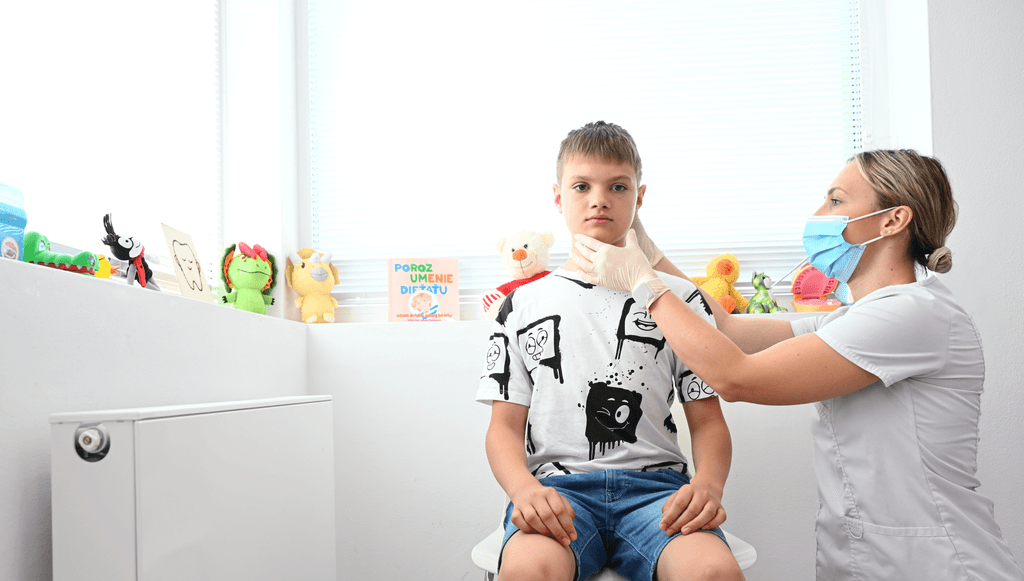 sestrička nacvičuje s dieťaťom spávnu postúru hlavy a krku
