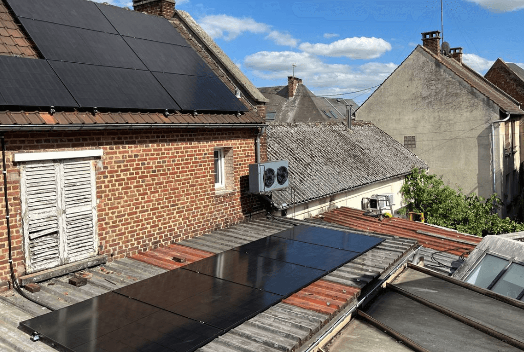 Photo d'une maison à Breteuil en France équipée de panneaux photovoltaïques dont l'installation a été faite par Solarock.