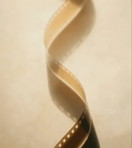 visuel avec une bande de film sur fond beige