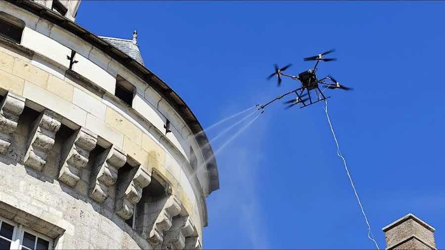 nettoyage de la toiture d'un chateau par drone