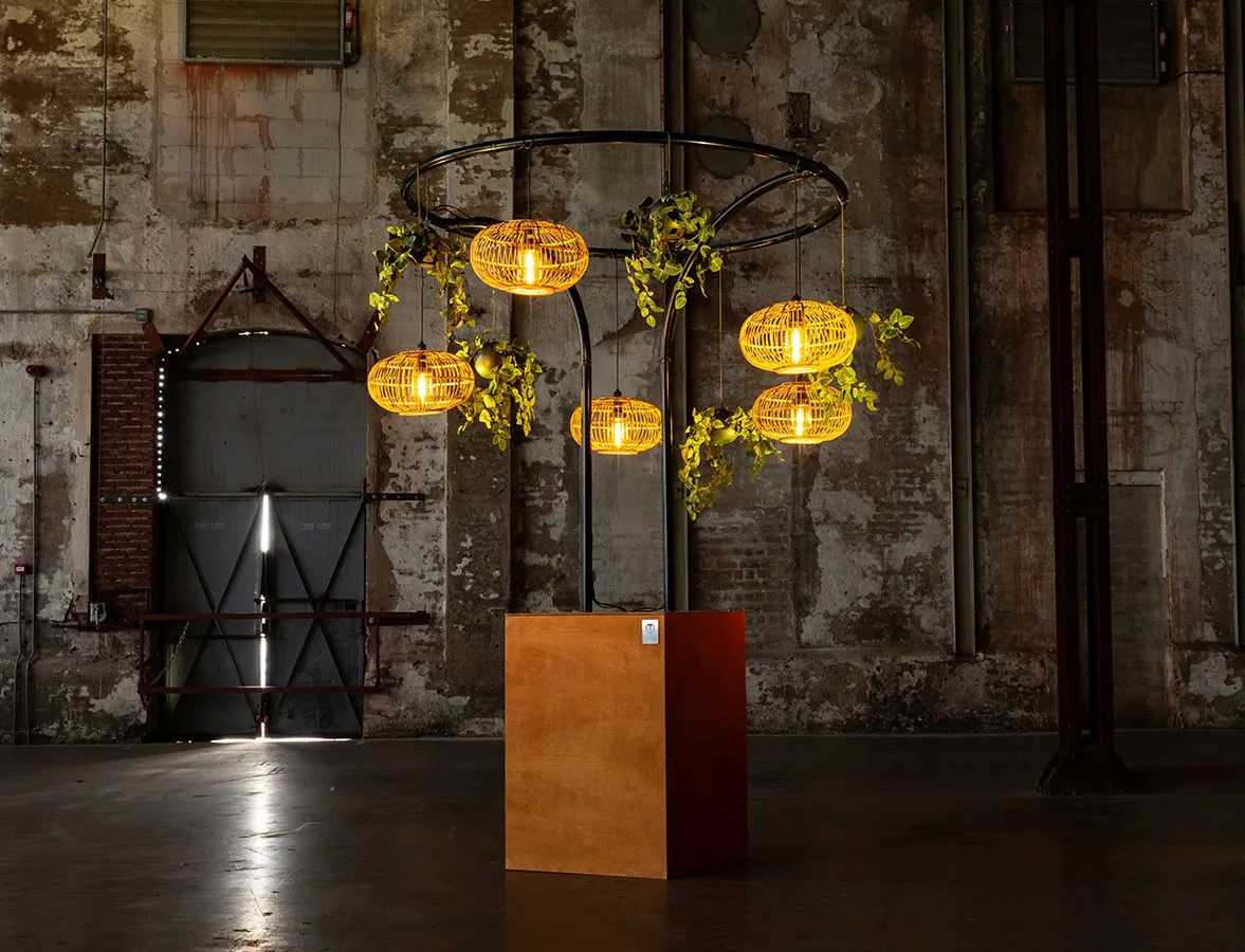 Cirkelobject, op een sokkel met lampen en groen