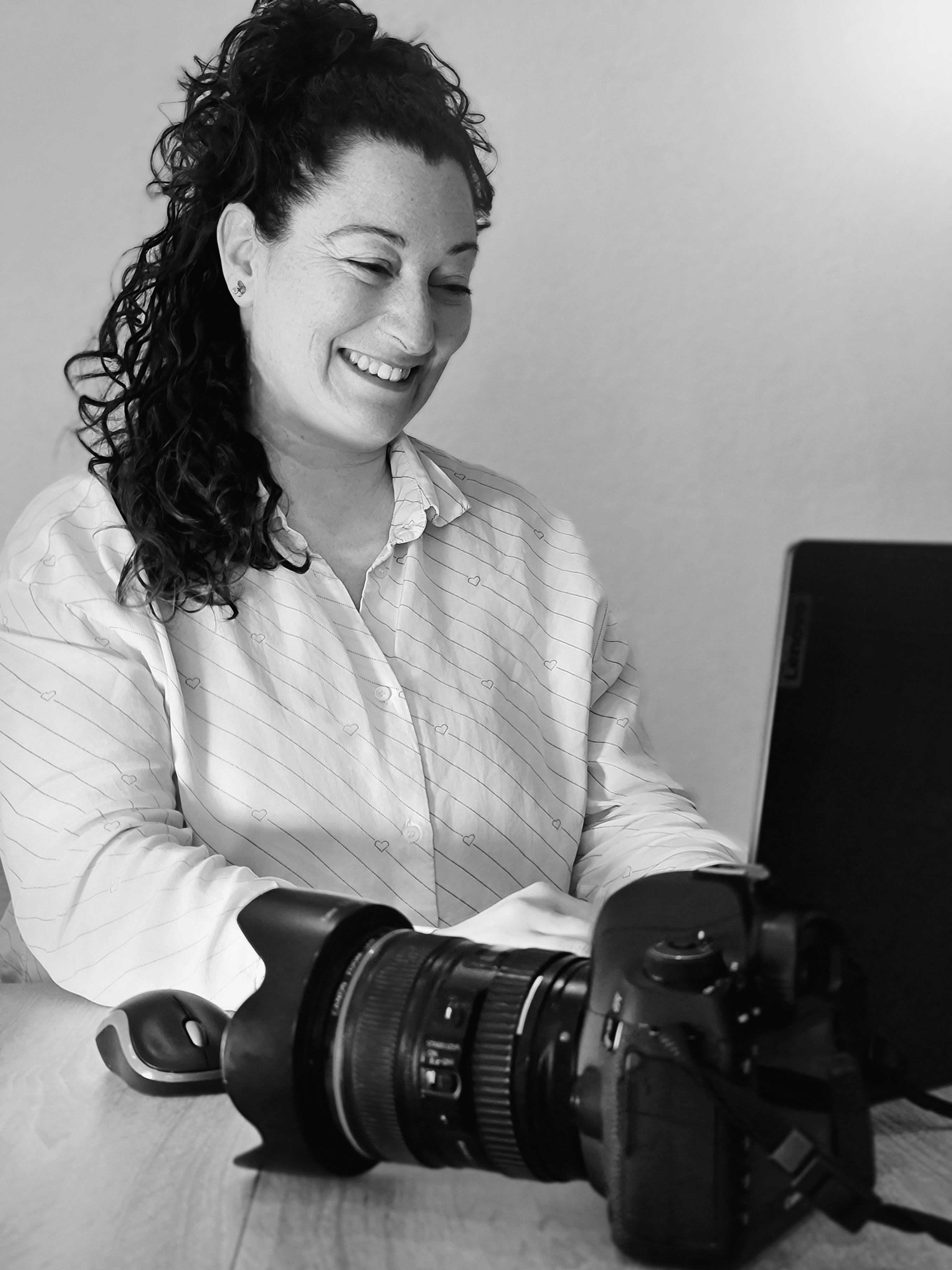 Diana con su ordenador y su cámara