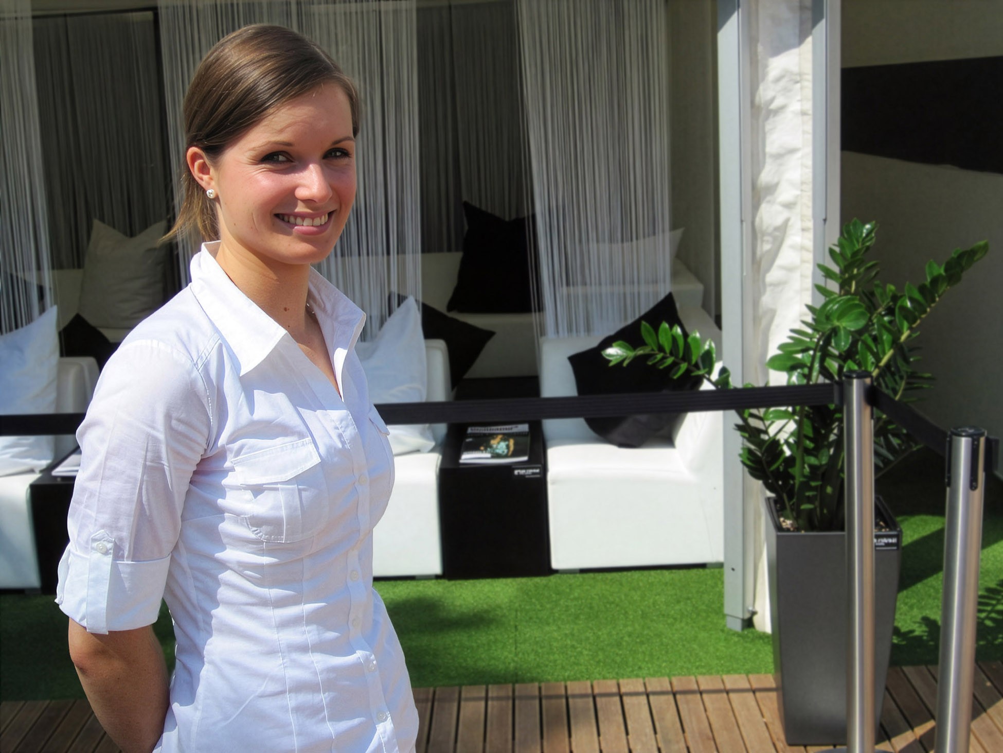 Servicekraft in der VIP-Lounge bei einem Sportevent