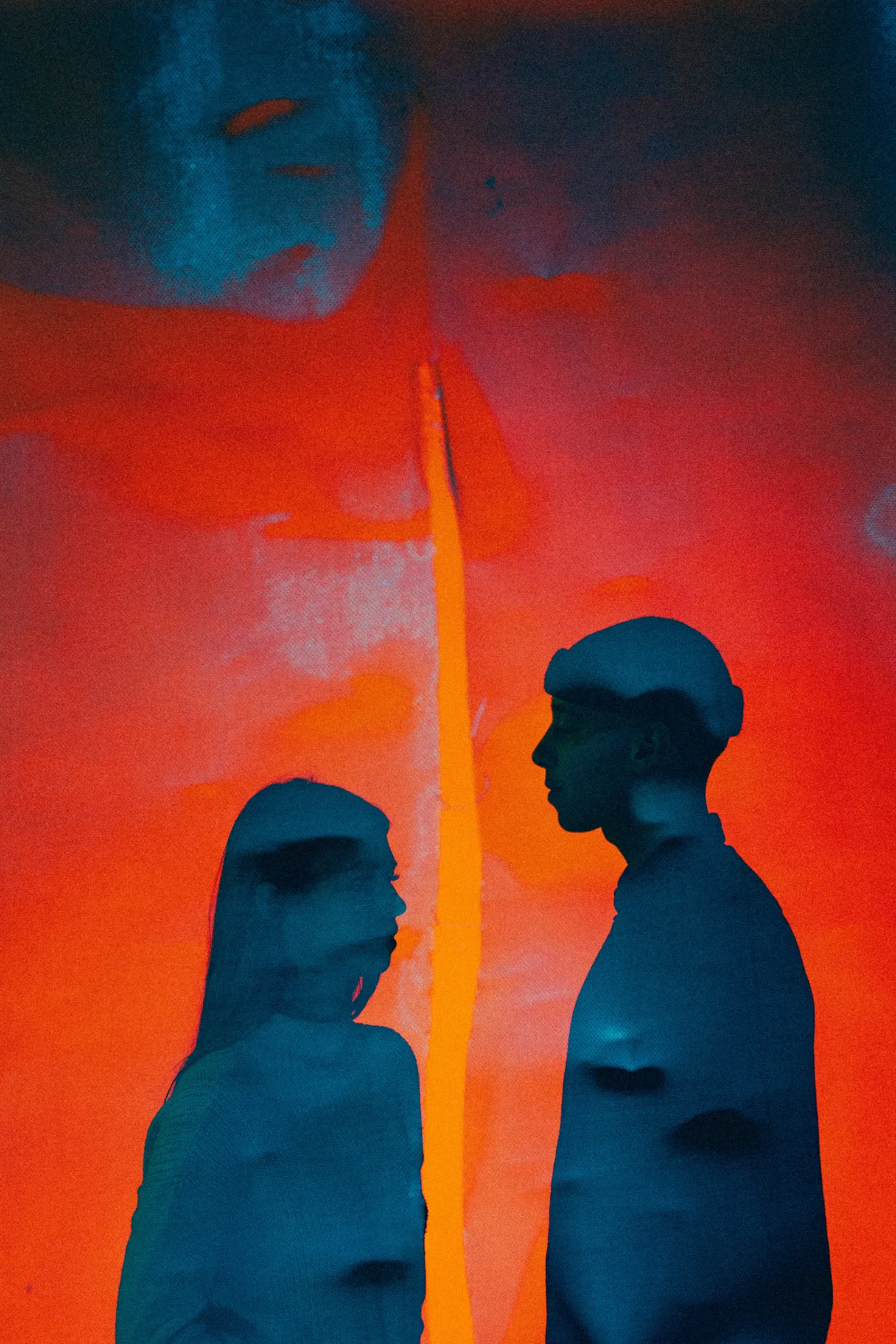 Person geht bedacht über eine erhöhte Landschaft vor weitem Himmel – visuelle Metapher für Orientierung, Klarheit und schrittweises Vorankommen.